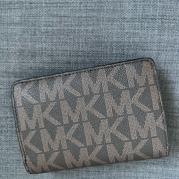 NEW MICHAEL KORS LEATHER MEDIUM SLIM WALLET - Picture 8 of 8